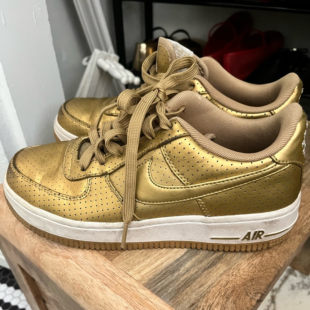Air Force 1 07 LV8 MTLC GOLD/MTLC GOLD-WHITE Gs Size 4.5 kids 6 womens